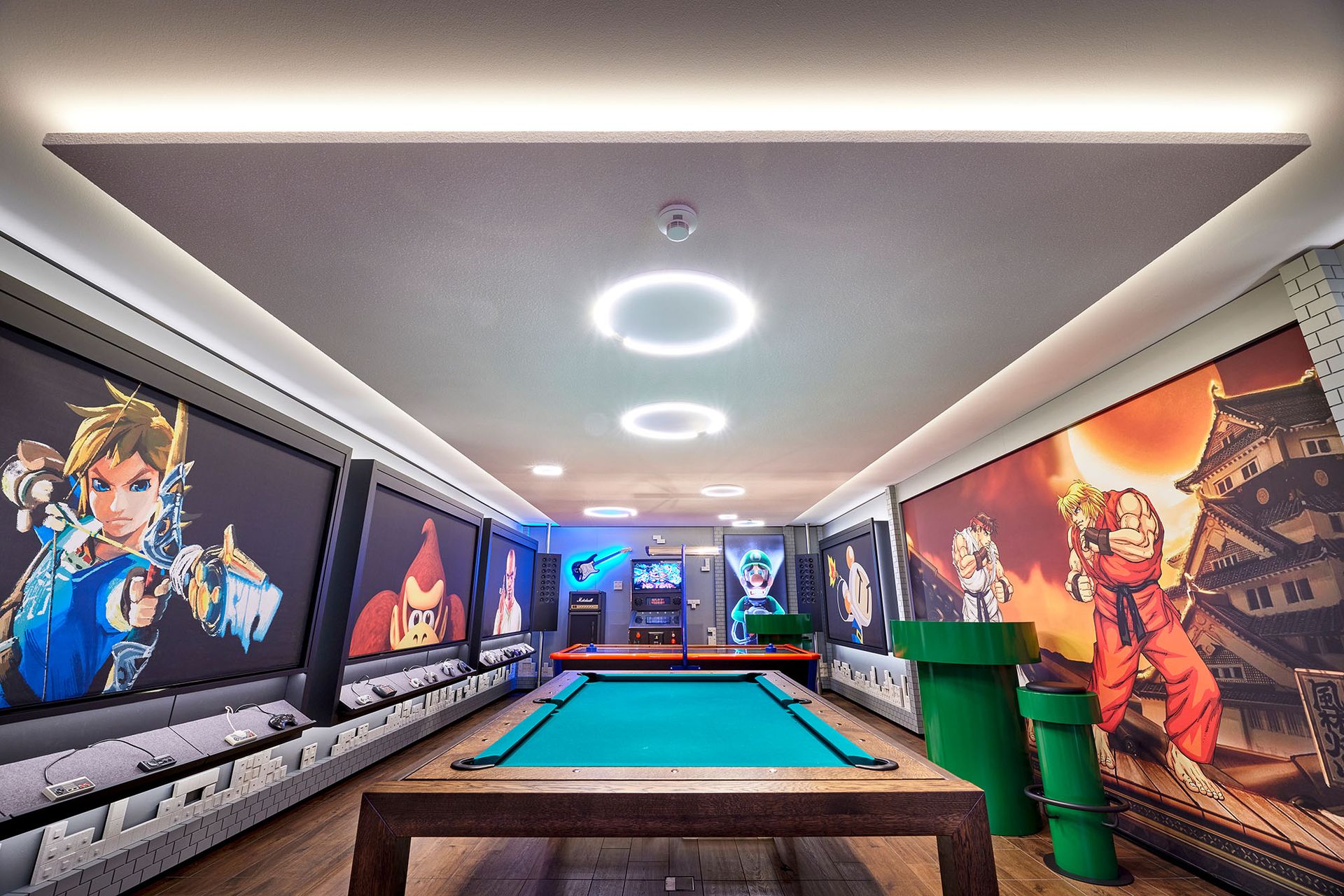 Heimkino mit Billiardtisch