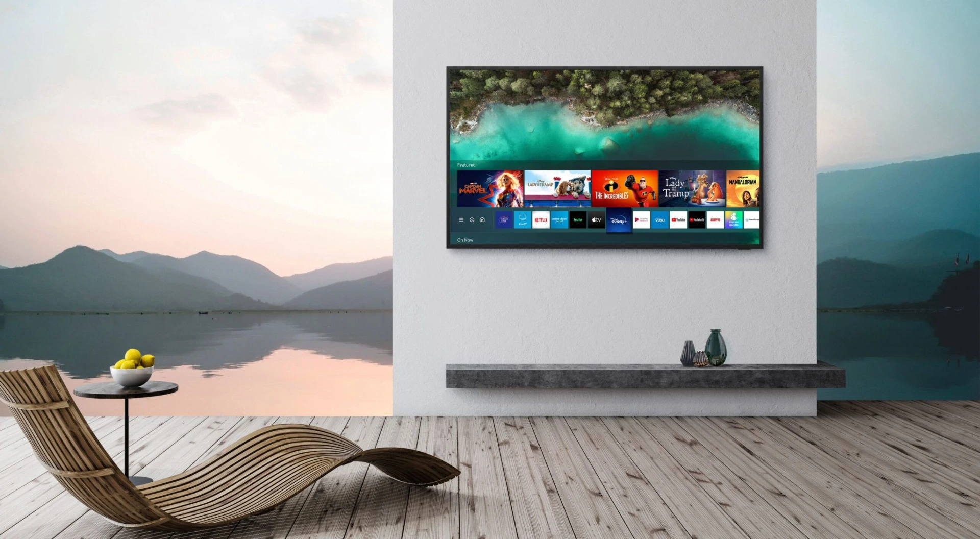 Samsung The Terrace: Outdoor-Fernseher an der Hauswand über der Terrasse
