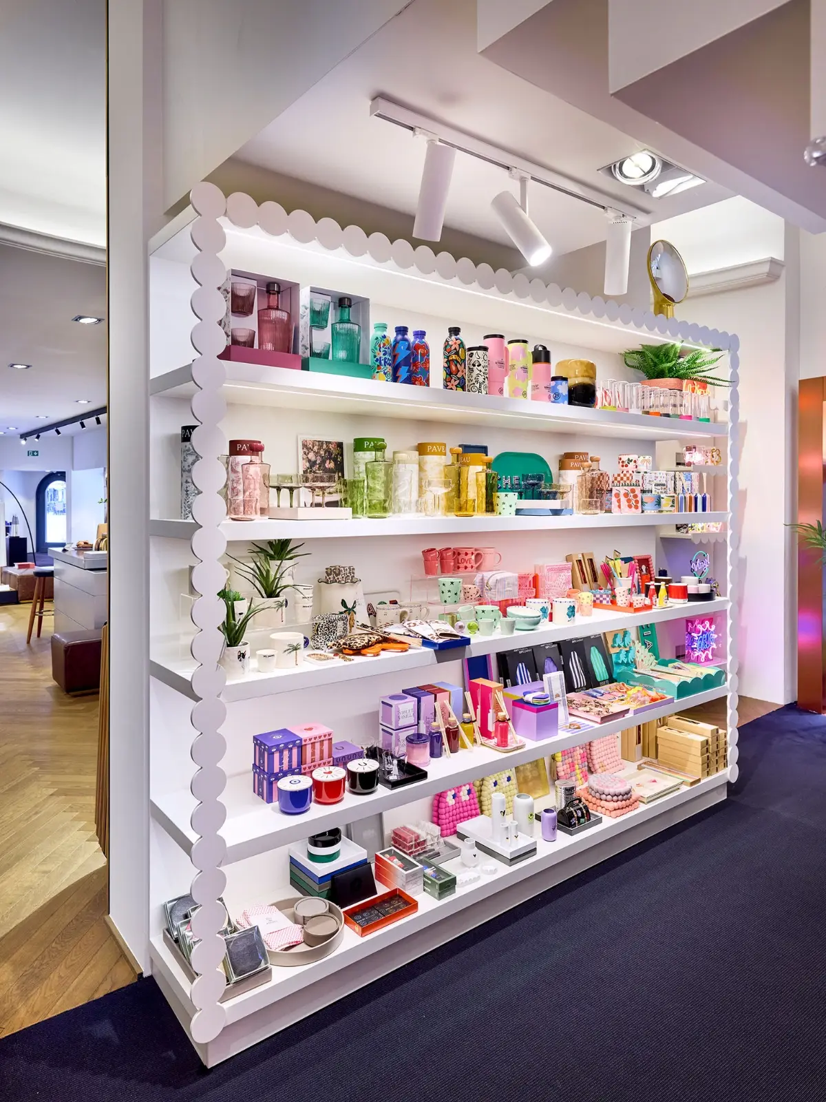Regal mit Wohnaccessoires im Erdgeschoss