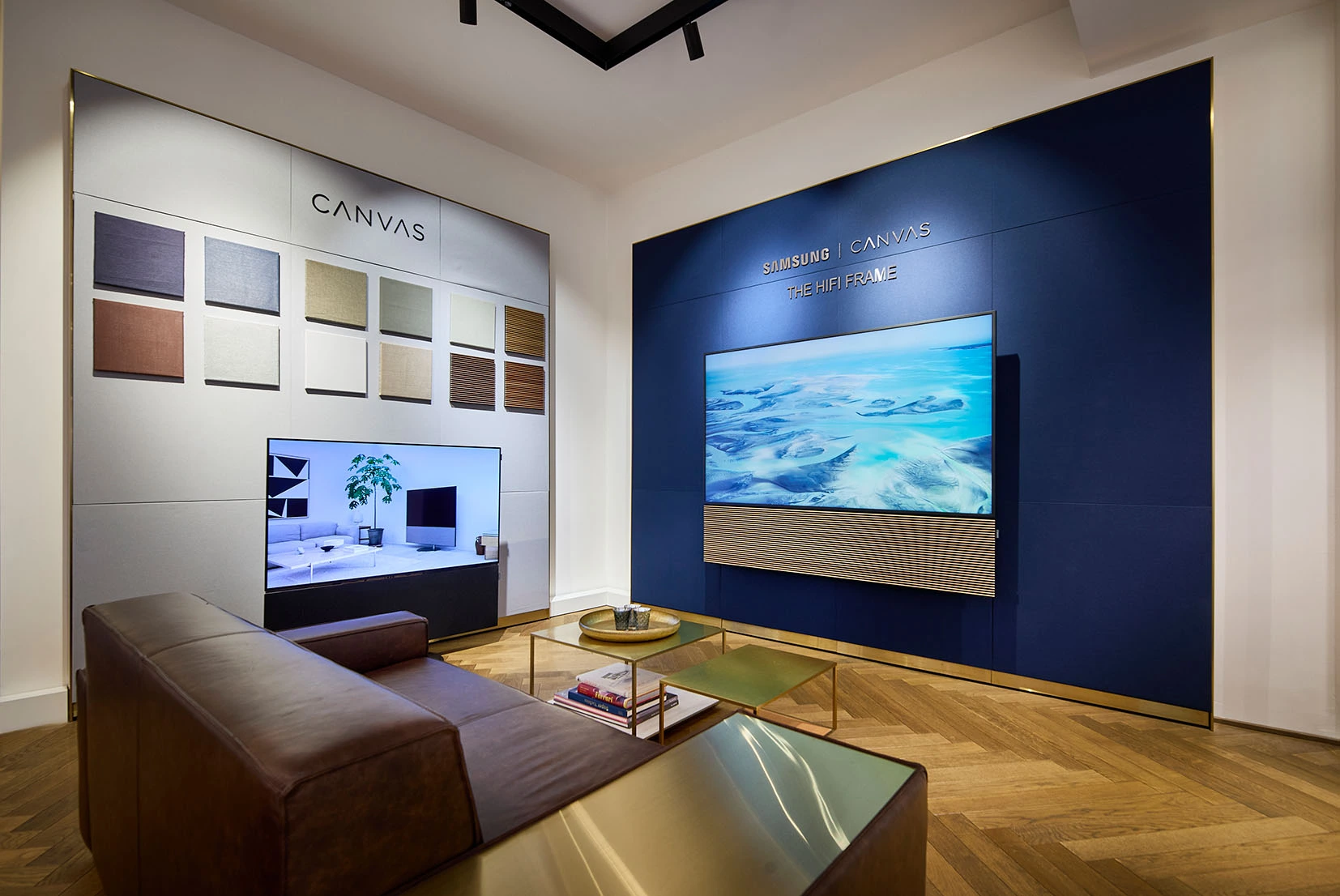 Obergeschoss des Stores in Bielefeld mit Fernsehern und Lautsprechern