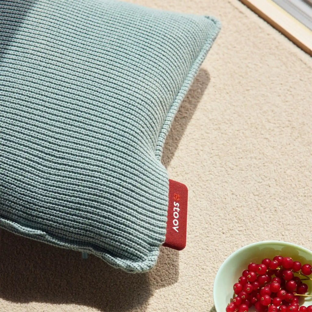 Stoov_Ploov3_45x45_knitted_vintagegreen_lifestyle.webp