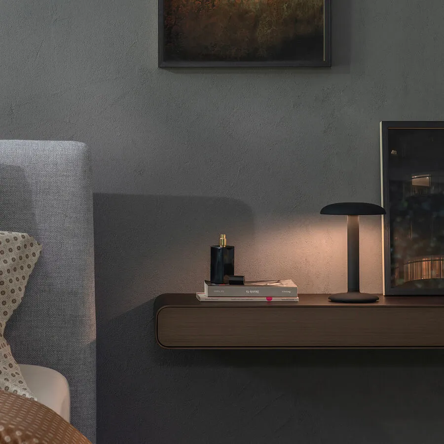 flos-gustave-anthracite-tischleuchte-mood.webp