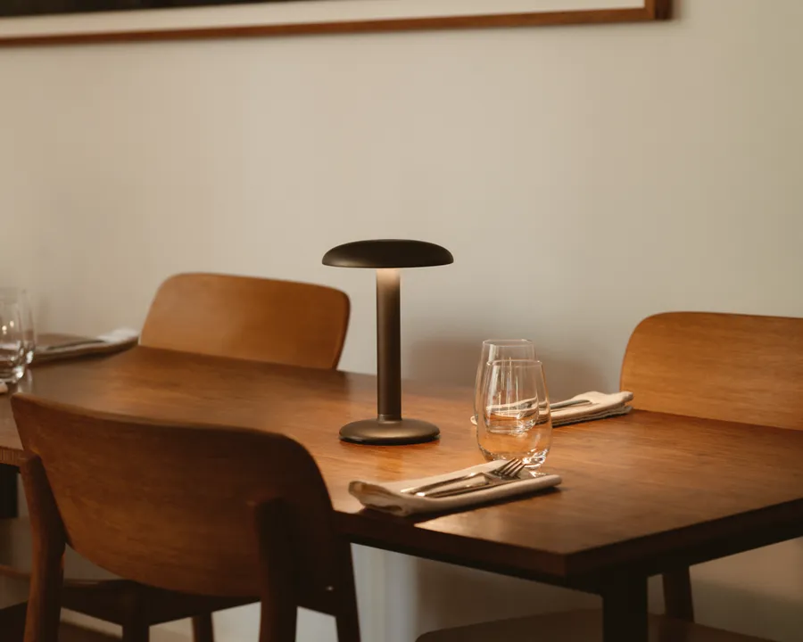 flos-gustave-anthracite-tischleuchte-mood2.webp