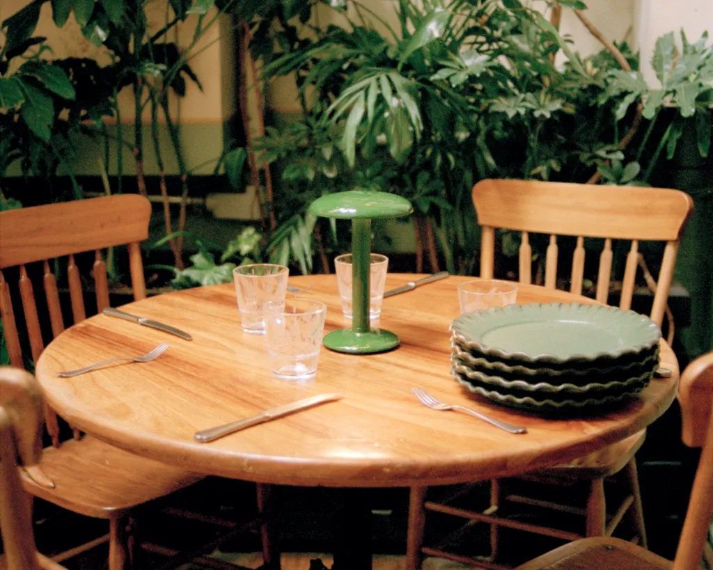 flos-gustave-green-tischleuchte-mood.webp