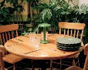 flos-gustave-green-tischleuchte-mood.webp