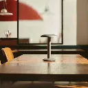Flos-Gustave-Aluminium-tischleuchte-mood.webp