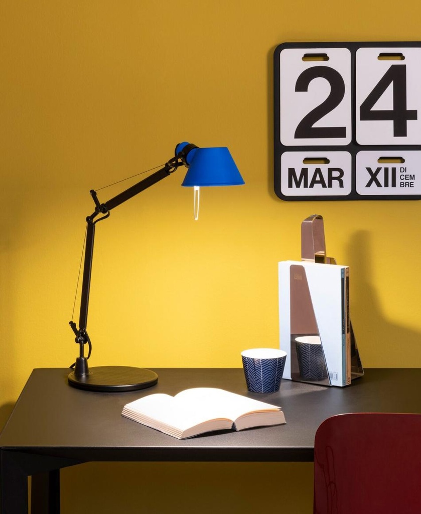 artemide-tolomeo-tischleuchte-black,blue-mood.webp