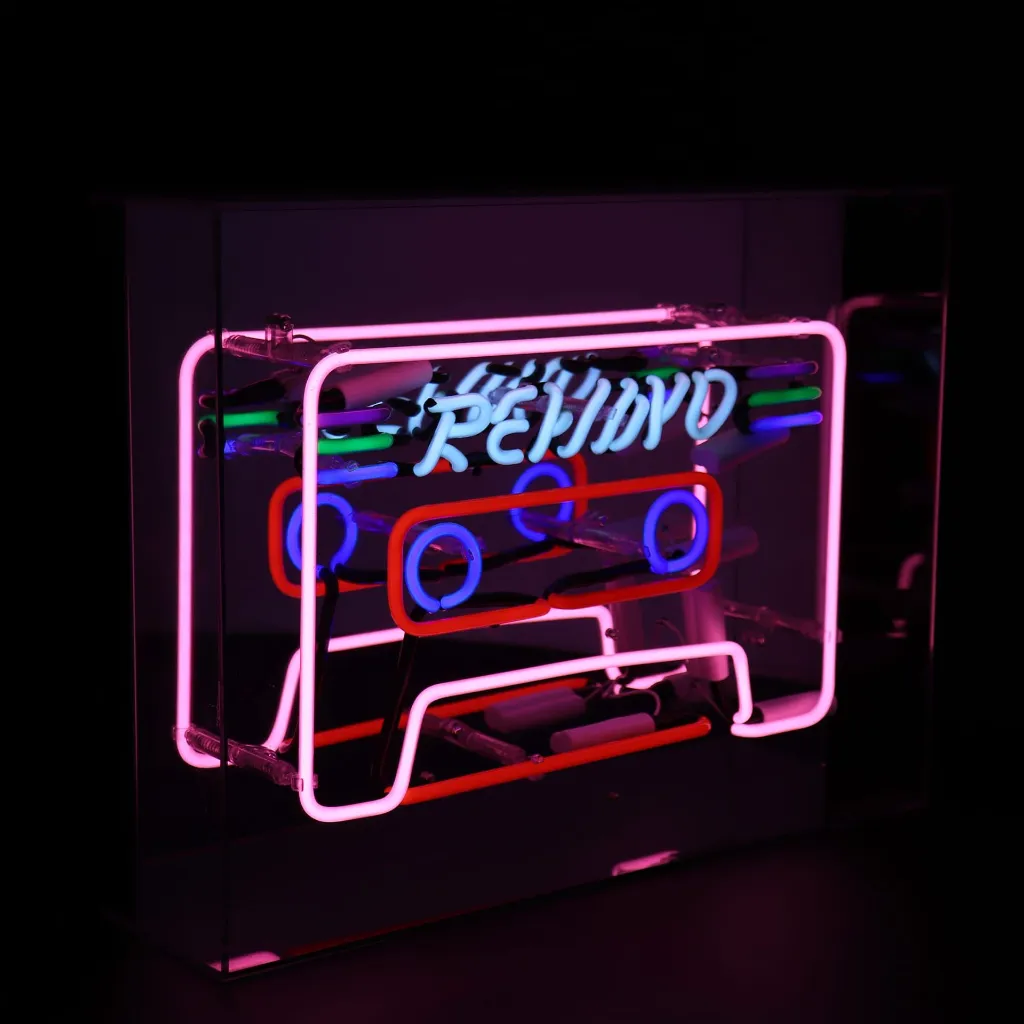 locomocean-cassette-tischleuchte-mood1.webp