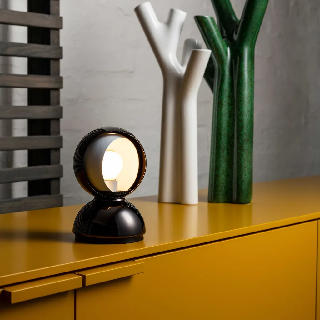 artemide-eclisse-tischleuchte-schwarz-mood.webp