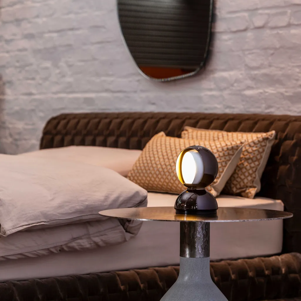artemide-eclisse-tischleuchte-schwarz-mood-3.webp
