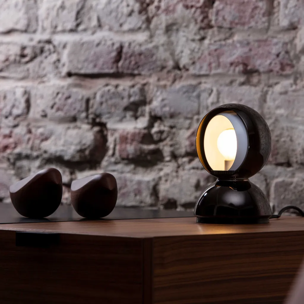 artemide-eclisse-tischleuchte-schwarz-mood-2.webp