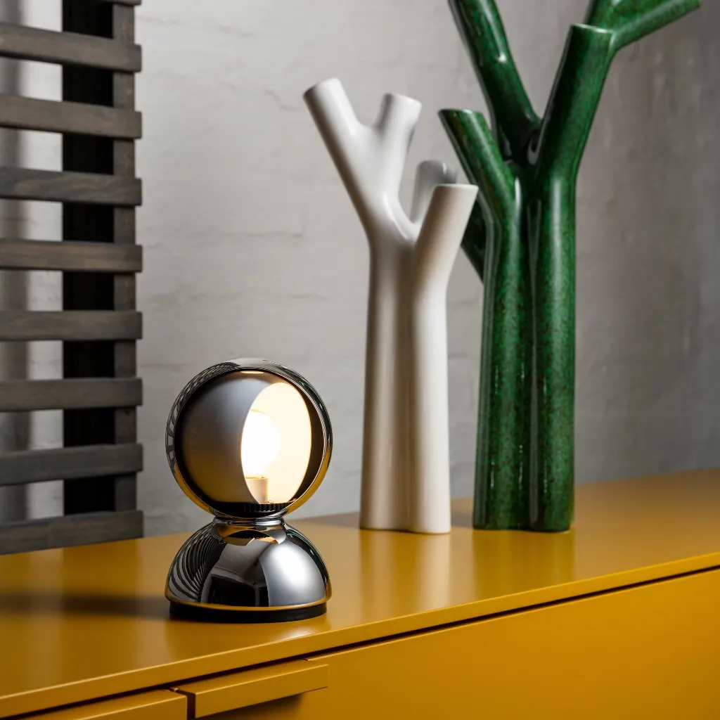 artemide-eclisse-tischleuchte-mirror-mood-2.webp