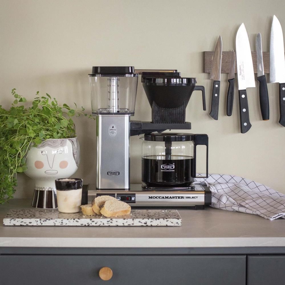 moccamaster-kbgselect-kaffeemaschine-polishedsilver-mood2.webp
