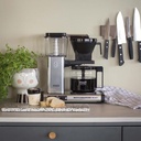 moccamaster-kbgselect-kaffeemaschine-polishedsilver-mood2.webp