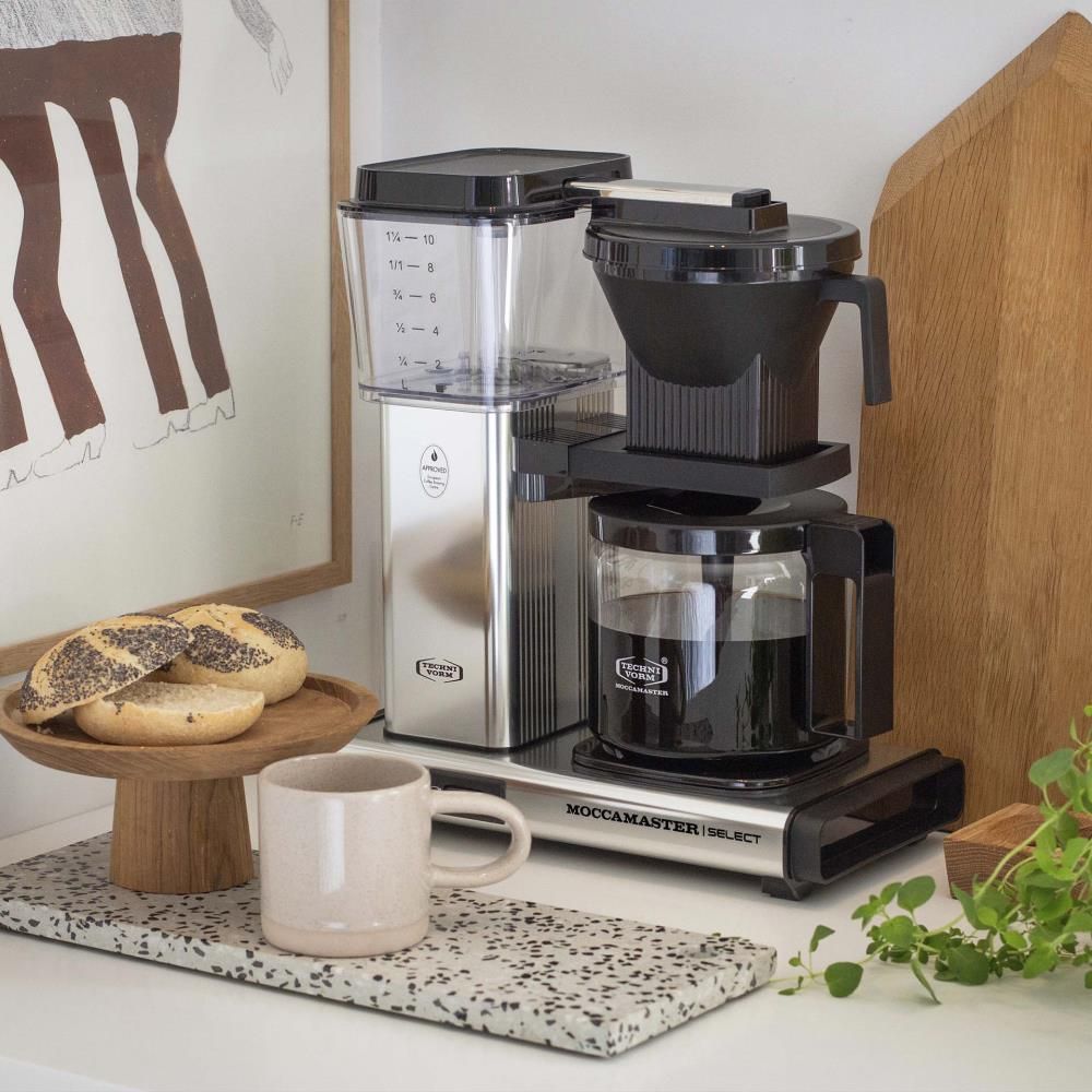moccamaster-kbgselect-kaffeemaschine-polishedsilver-mood1.webp