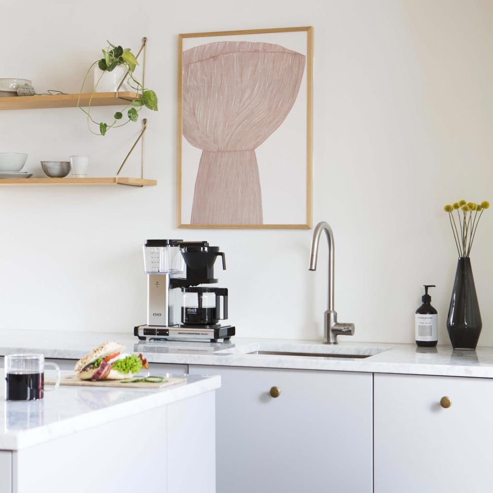 moccamaster-kbgselect-kaffeemaschine-polishedsilver-mood3.webp