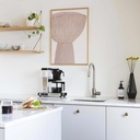 moccamaster-kbgselect-kaffeemaschine-polishedsilver-mood3.webp