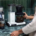 moccamaster-kbgselect-kaffeemaschine-offwhite-mood2.webp