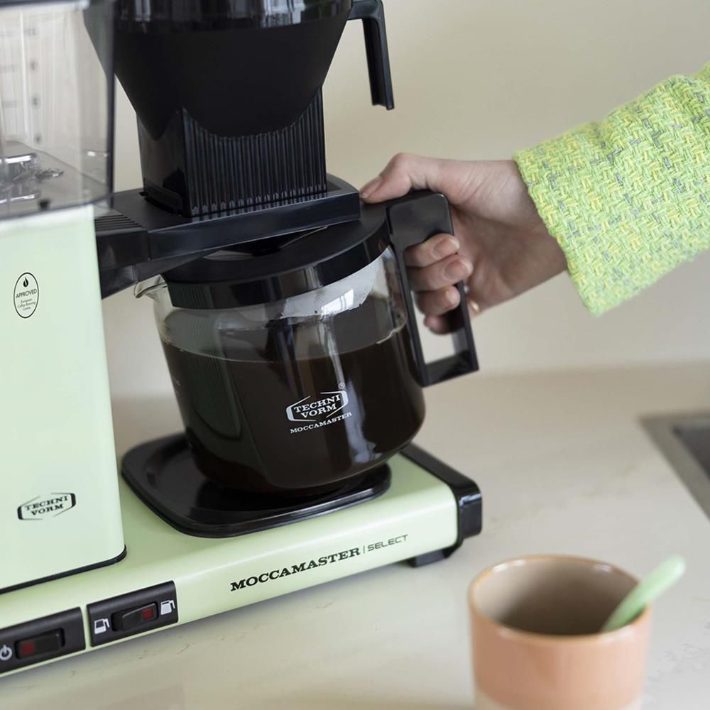 moccamaster-kbgselect-kaffeemaschine-pastelgreen-mood2.webp