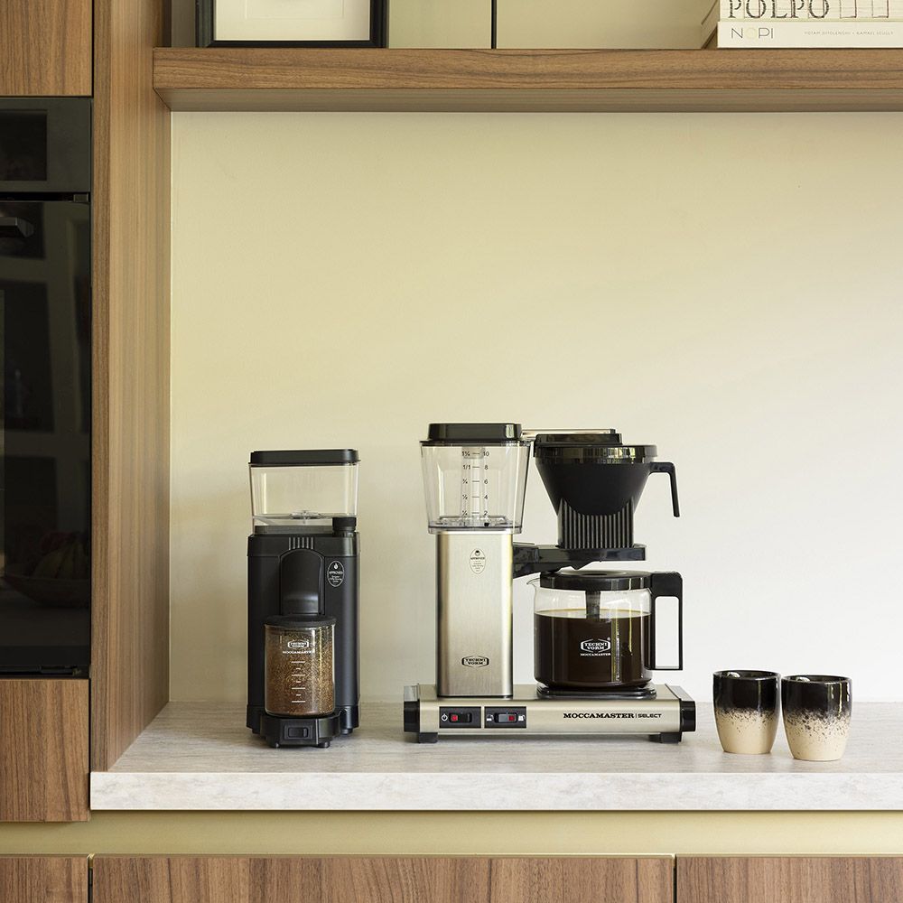 moccamaster-kbgselect-kaffeemaschine-brushed-mood2.webp