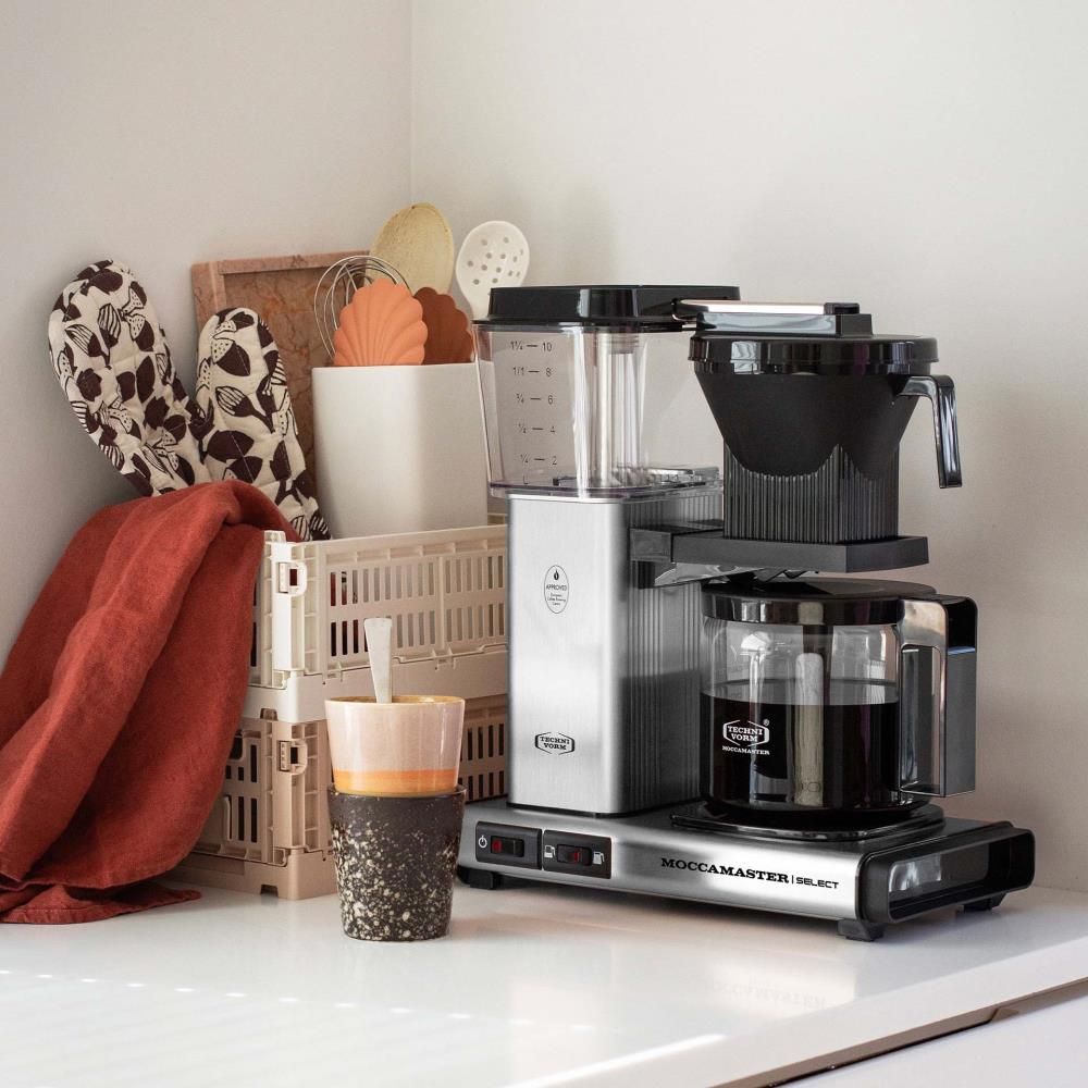 moccamaster-kbgselect-kaffeemaschine-brushed-mood1.webp