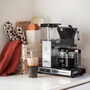 moccamaster-kbgselect-kaffeemaschine-brushed-mood1.webp