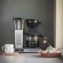 moccamaster-kbgselect-kaffeemaschine-brushed-mood3.webp