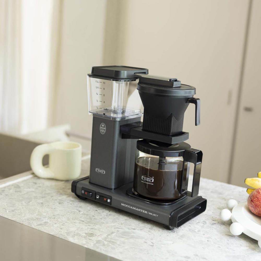 moccamaster-kbgselect-kaffeemaschine-stonegrey-mood3.webp