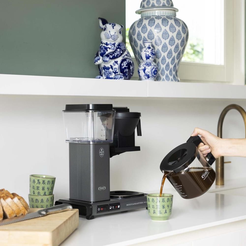 moccamaster-kbgselect-kaffeemaschine-stonegrey-mood2.webp