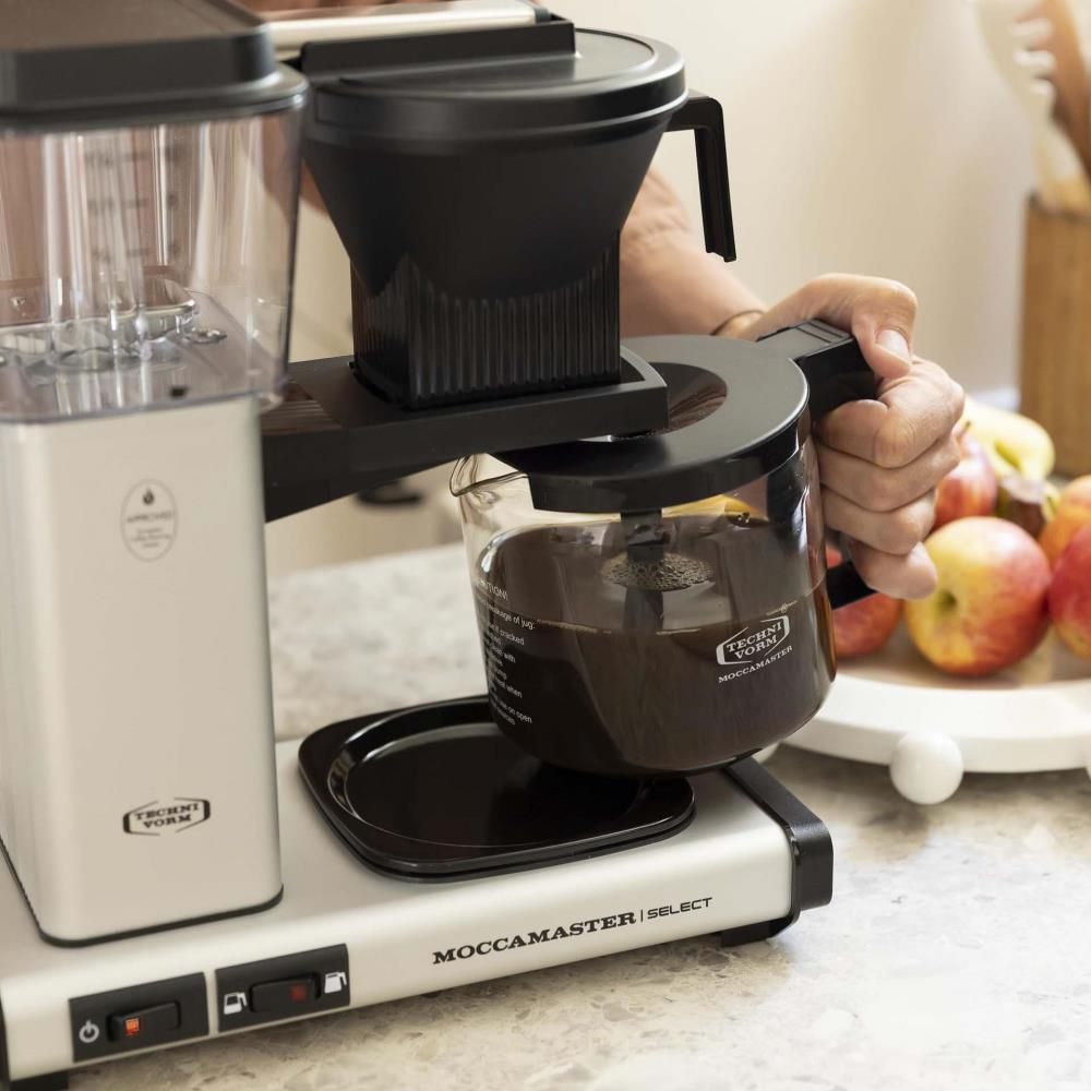moccamaster-kbgselect-kaffeemaschine-mattsilver-mood1.webp