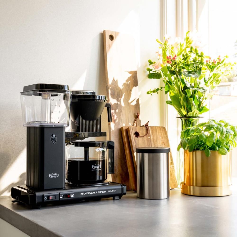 moccamaster-kbgselect-kaffeemaschine-mattblack-mood1.webp