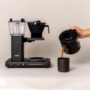 moccamaster-kbgselect-kaffeemaschine-mattblack-mood3.webp
