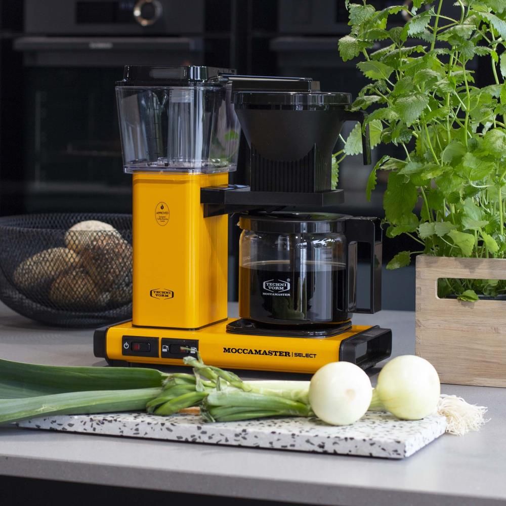 moccamaster-kbgselect-kaffeemaschine-yellowpepper-mood2.webp