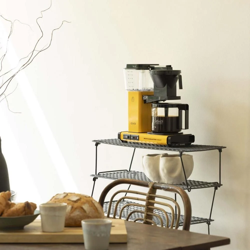 moccamaster-kbgselect-kaffeemaschine-yellowpepper-mood3.webp