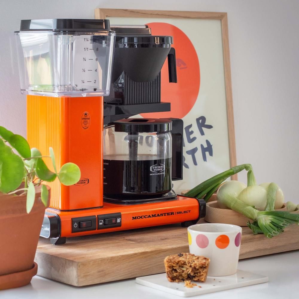 moccamaster-kbgselect-kaffeemaschine-orange-mood2.webp
