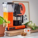 moccamaster-kbgselect-kaffeemaschine-orange-mood2.webp