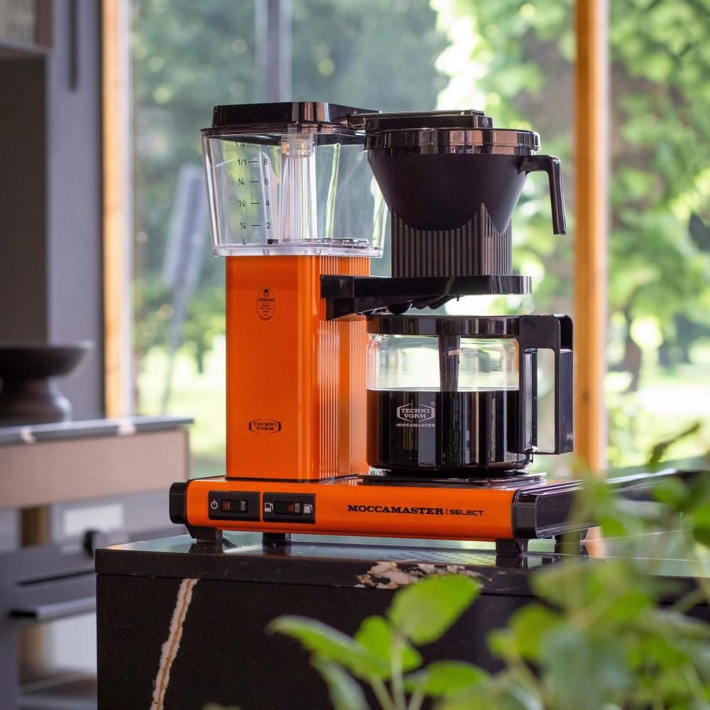 moccamaster-kbgselect-kaffeemaschine-orange-mood1.webp