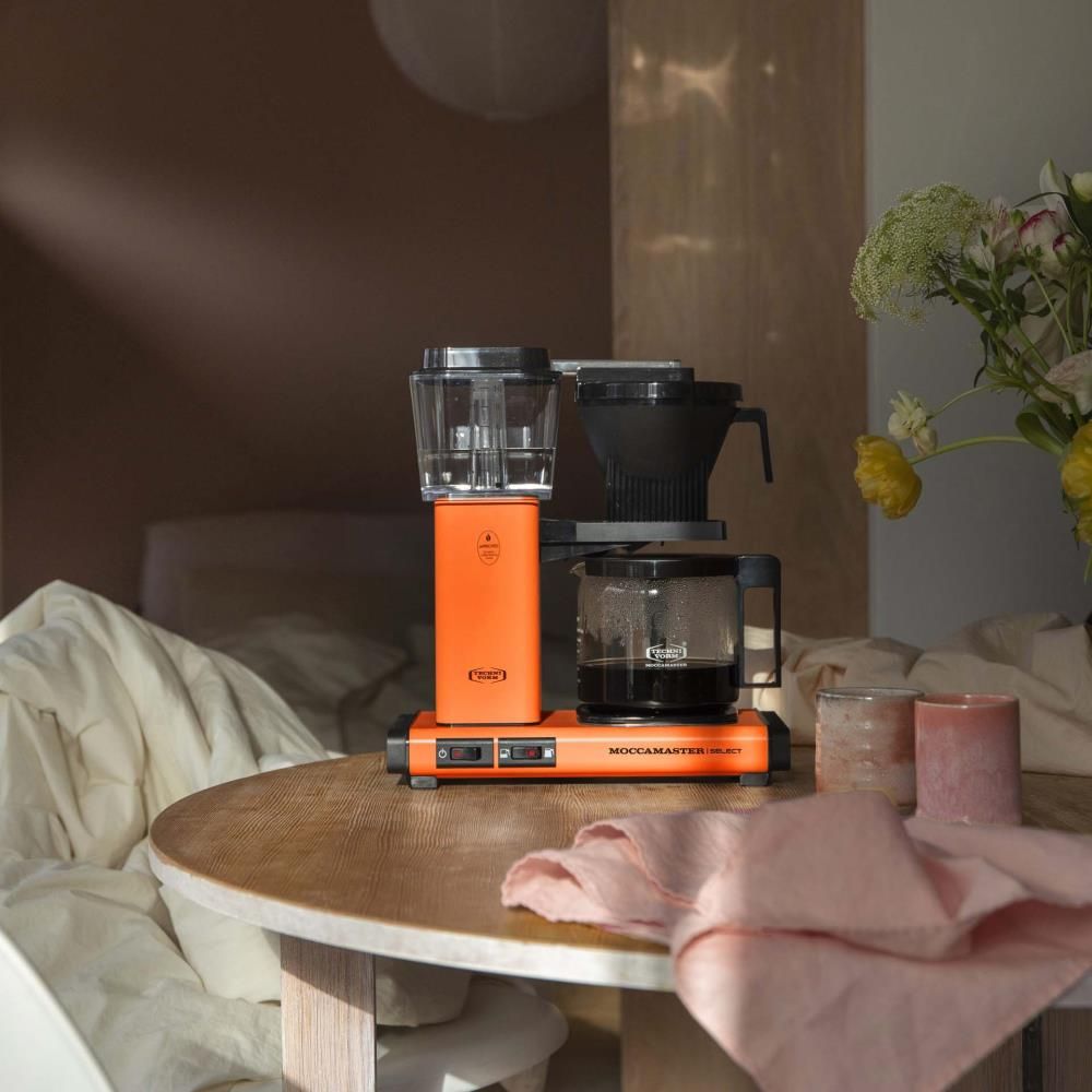 moccamaster-kbgselect-kaffeemaschine-orange-mood3.webp