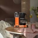 moccamaster-kbgselect-kaffeemaschine-orange-mood3.webp
