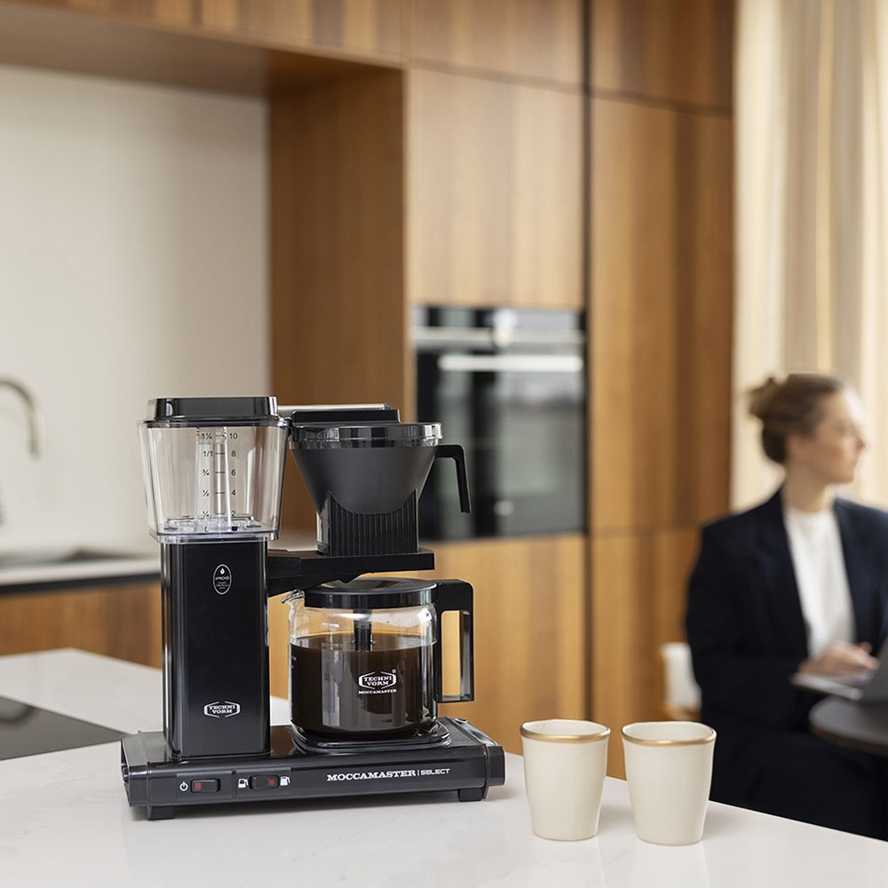 moccamaster-kbgselect-kaffeemaschine-black-mood1.webp