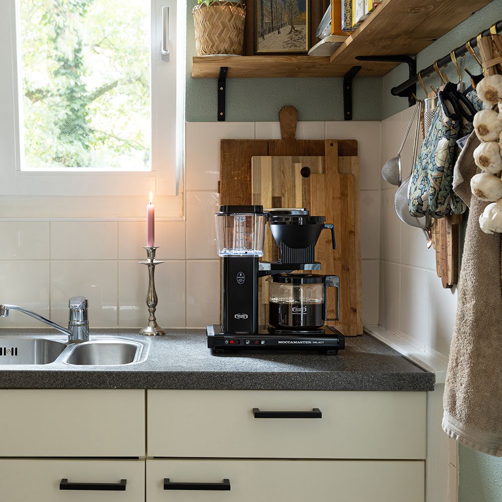 moccamaster-kbgselect-kaffeemaschine-black-mood2.webp