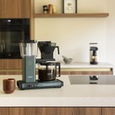 moccamaster-kbgselect-kaffeemaschine-forestgreen-mood1.webp