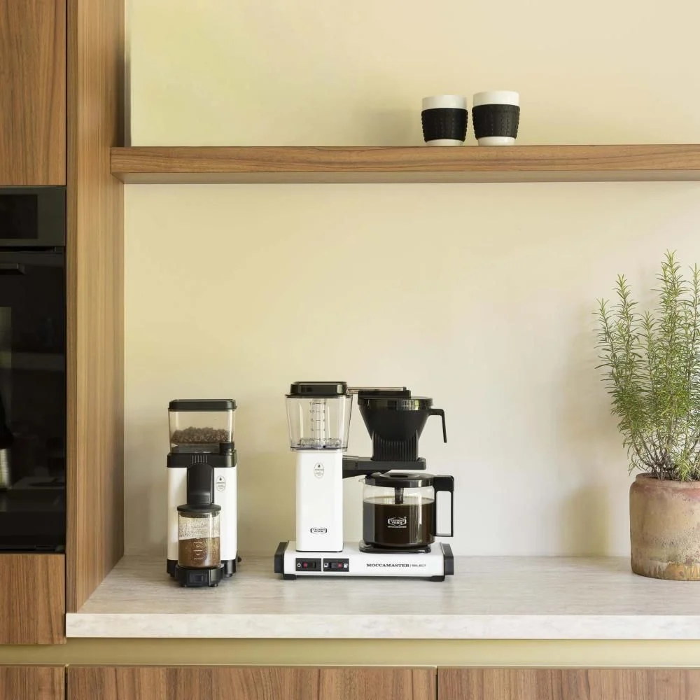 moccamaster-kbgselect-kaffeemaschine-mattwhite-mood2.webp