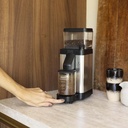 moccamaster-mk5-kaffeemühle-polishedsilver-mood1.webp