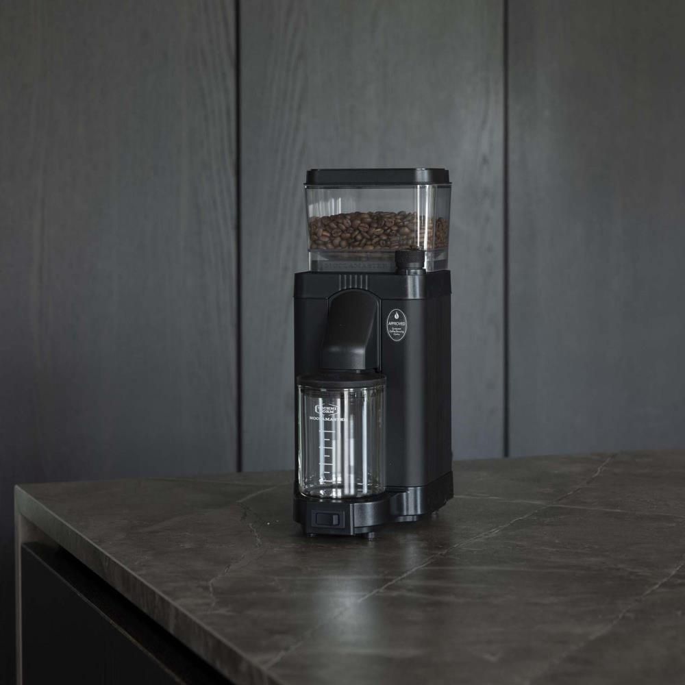 moccamaster-mk5-kaffeemühle-mattblack-mood2.webp