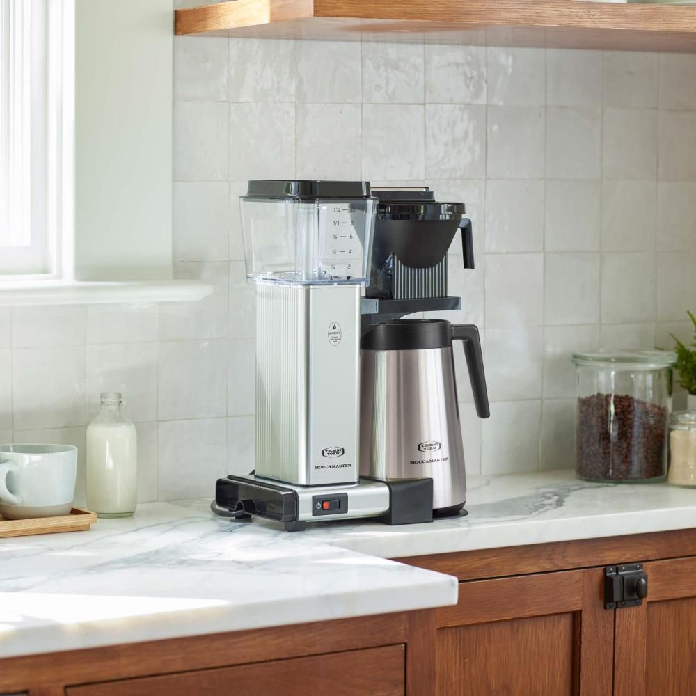 moccamaster-kbgt-kaffeemaschine-polishedsilver-mood1.webp