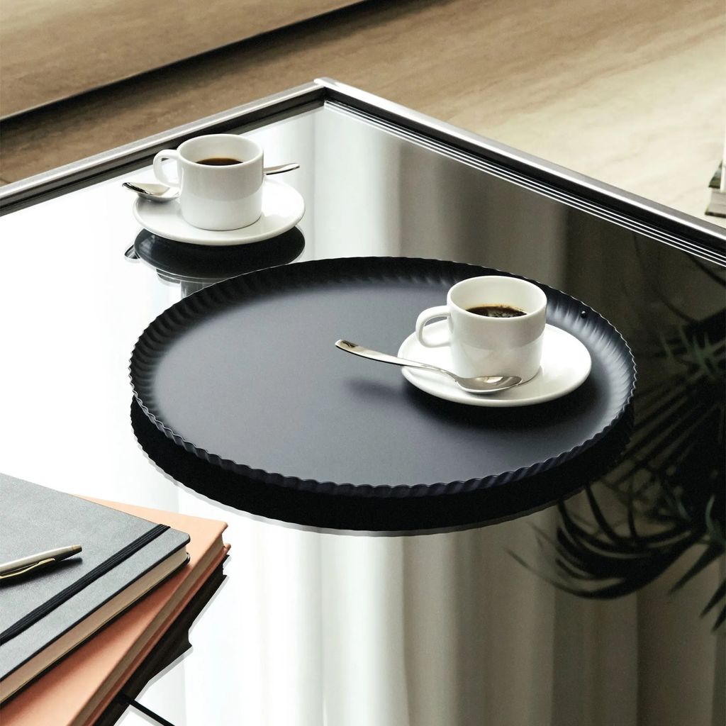 alessi_tablett_pleats_schwarz_31cm_lifestyle.webp