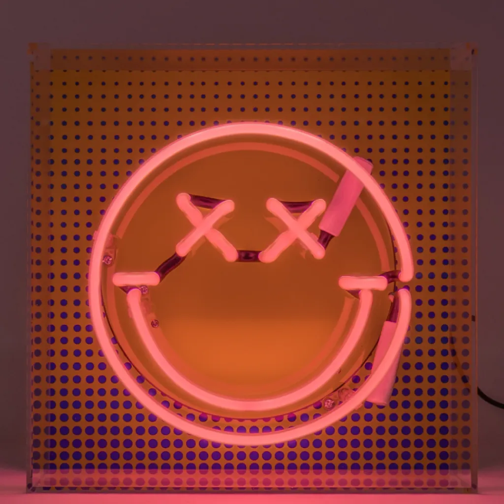 locomocean-funsmiley-tischleuchte-pink-mood1.webp