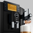 jura-e8-kaffevollautomat-pianoblack-mood2.webp