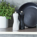 peugeot_pfeffersalzmühle_tahiti_15cm_schwarzweiß_lifestyle.webp